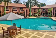 Basen i leżaki w hotelu The Golden Crown Colva