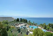 Widok na kompleks The Grand Blue Sky z basenami i morzem