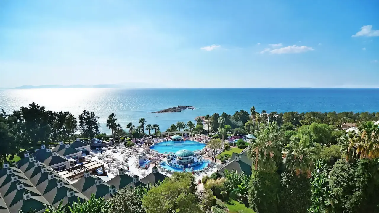 Widok na kompleks The Grand Blue Sky z basenami