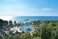 Widok na kompleks The Grand Blue Sky z basenami