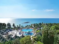 Widok na kompleks The Grand Blue Sky z basenami
