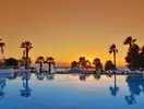 Basen w hotelu The Grand Blue Sky podczas zachodu słońca