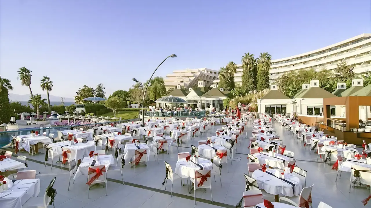 Restauracja na zewnątrz w The Grand Blue Sky