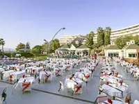 Restauracja na zewnątrz w The Grand Blue Sky