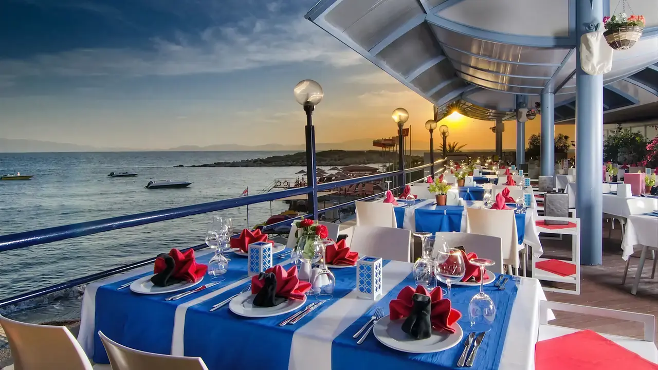 Stolik w restauracji The Grand Blue Sky nad brzegiem morza
