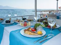 Nakryty stół w restauracji The Grand Blue Sky nad morzem