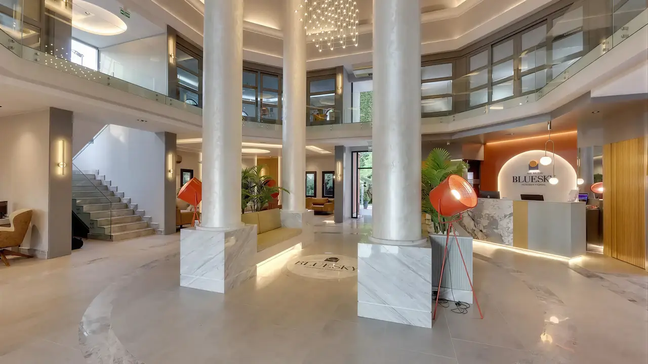 Nowoczesne lobby w hotelu The Grand Blue Sky