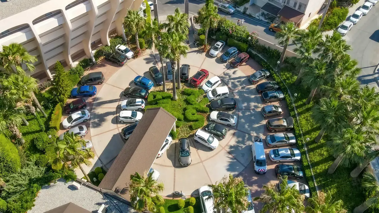Podjazd i parking przed The Grand Blue Sky