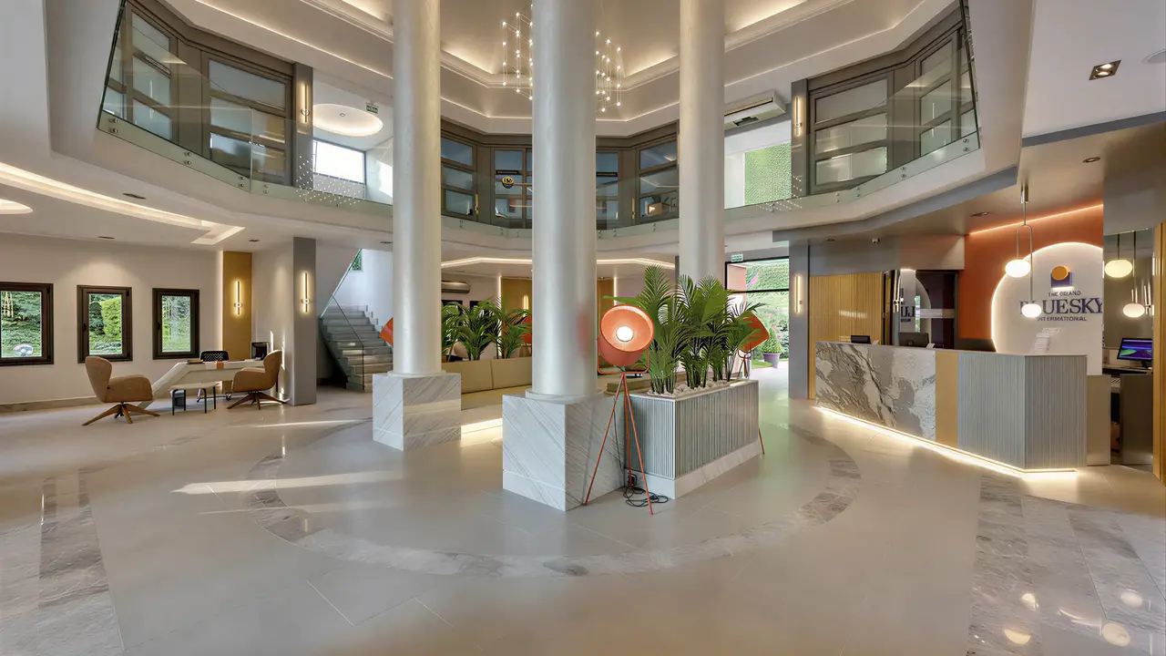 Nowoczesne lobby w The Grand Blue Sky z recepcją