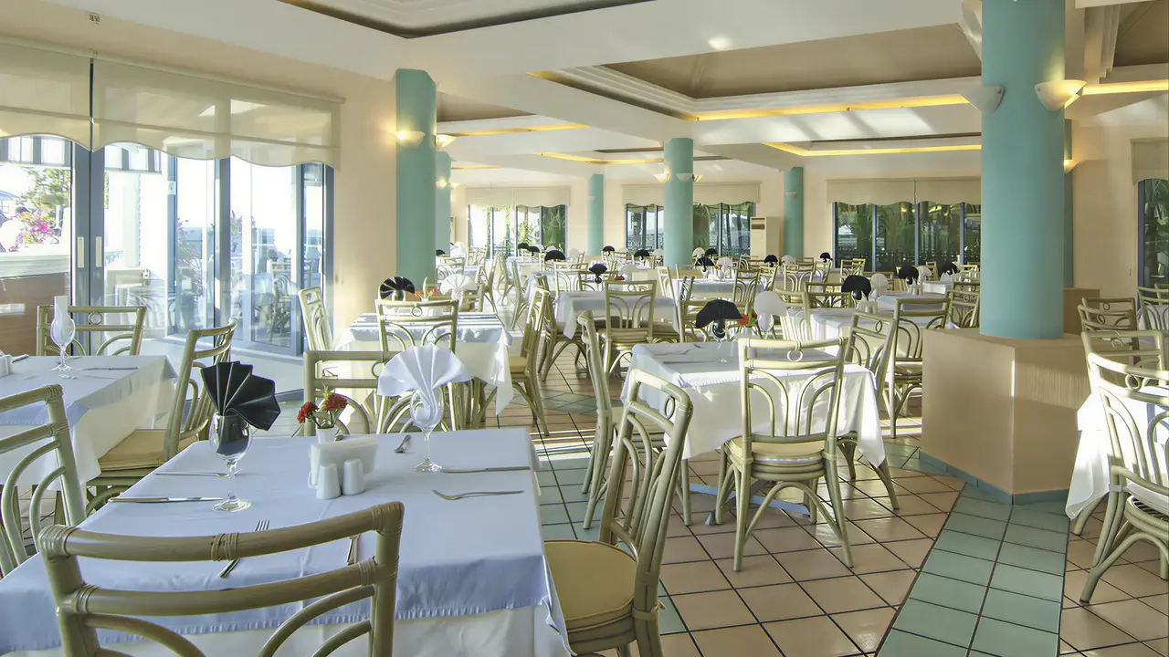 Restauracja w The Grand Blue Sky z nakrytymi stołami