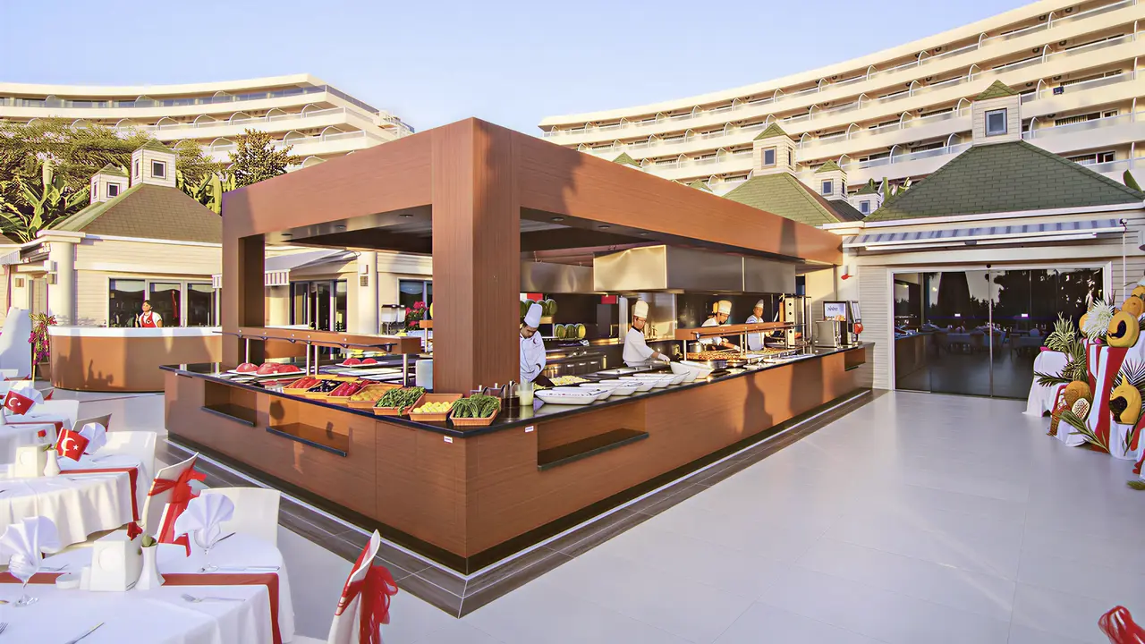 Bufet w restauracji hotelu The Grand Blue Sky