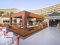 Bufet w restauracji hotelu The Grand Blue Sky