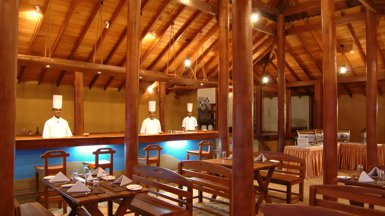 Restauracja w The Palms z drewnianym wystrojem