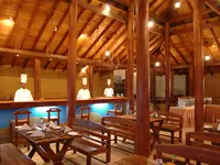 Restauracja w The Palms z drewnianym wystrojem
