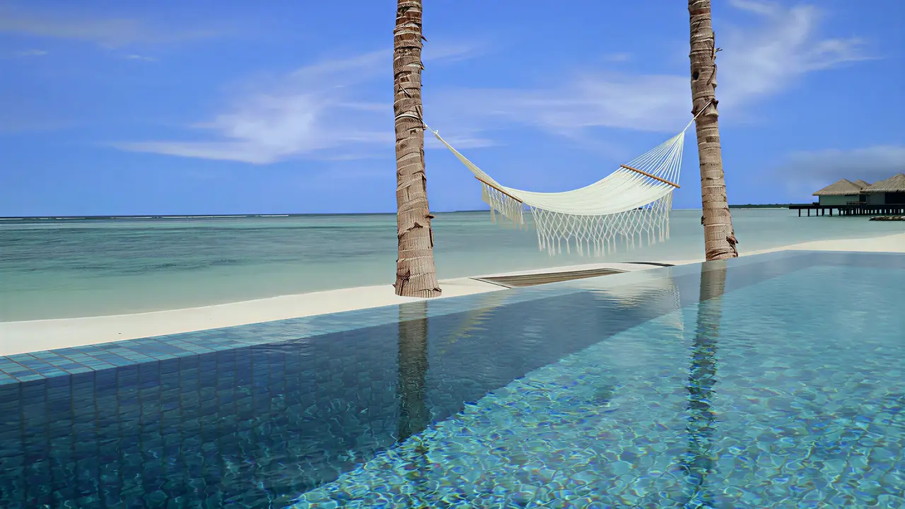 Basen bezkrawędziowy w The Residence Maldives z hamakiem