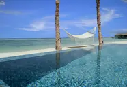 Basen bezkrawędziowy w The Residence Maldives z hamakiem