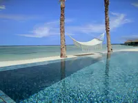 Basen bezkrawędziowy w The Residence Maldives z hamakiem