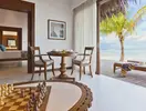 Wnętrze pokoju i prywatny taras w The Residence Maldives