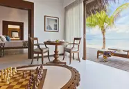 Wnętrze pokoju i prywatny taras w The Residence Maldives
