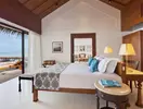 Sypialnia z widokiem na morze w The Residence Maldives