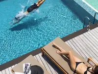 Basen i leżaki w hotelu The Residence Maldives