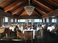Elegancka restauracja w The Residence Maldives z widokiem na morze