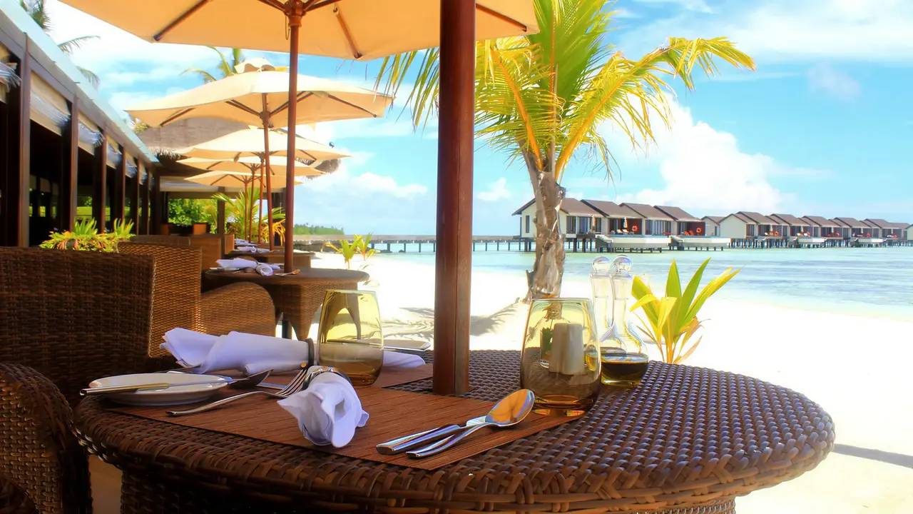 Stolik przy plaży w hotelu The Residence Maldives