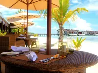 Stolik przy plaży w hotelu The Residence Maldives