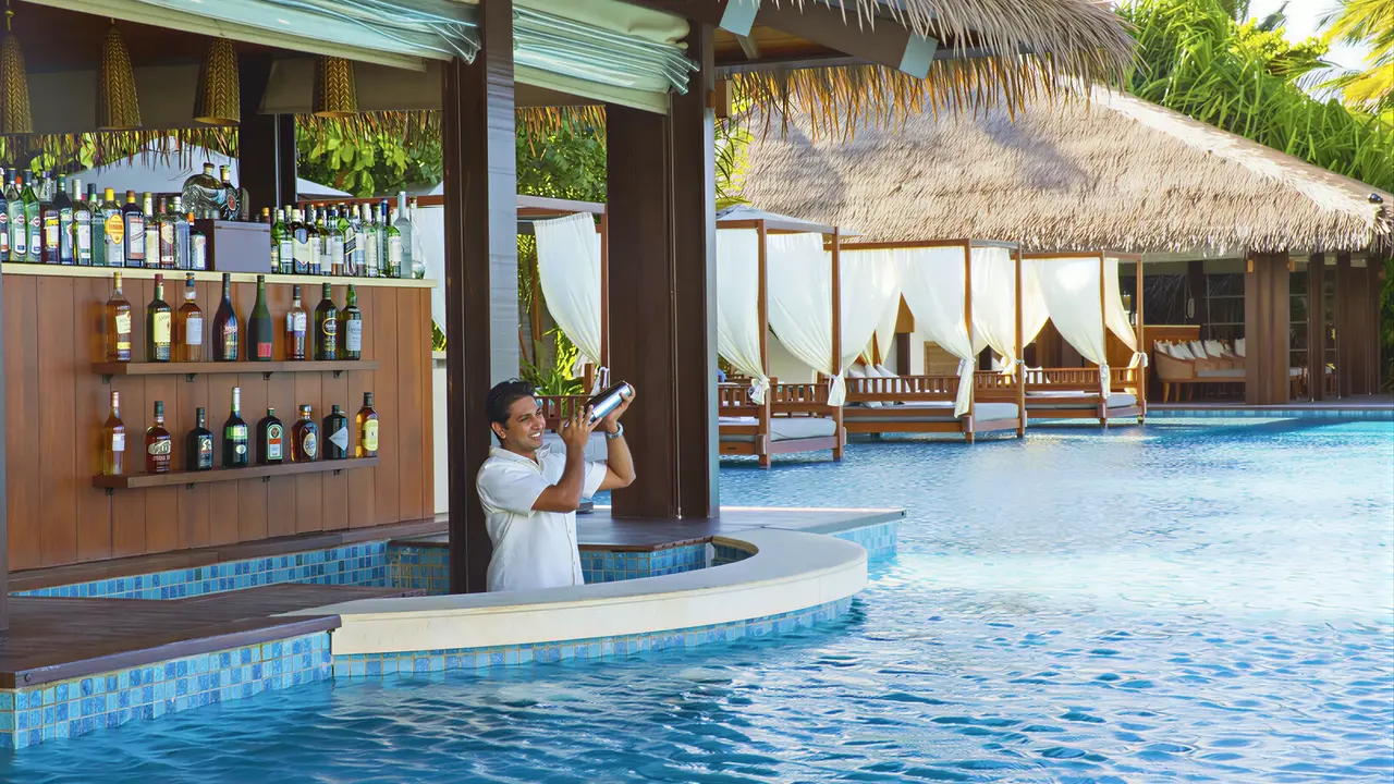 Bar przy basenie w The Residence Maldives