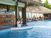 Bar przy basenie w The Residence Maldives