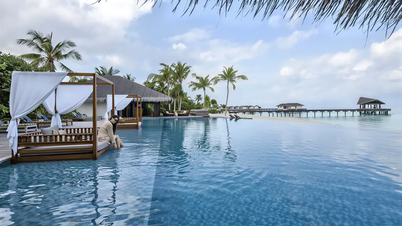 Basen typu infinity w The Residence Maldives