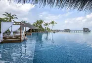 Basen typu infinity w The Residence Maldives