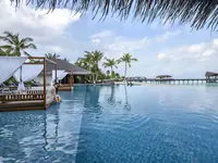 Basen typu infinity w The Residence Maldives