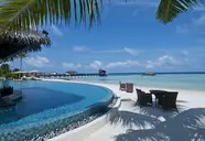 Basen przy plaży w The Residence Maldives