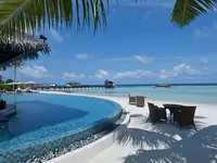 Basen przy plaży w The Residence Maldives