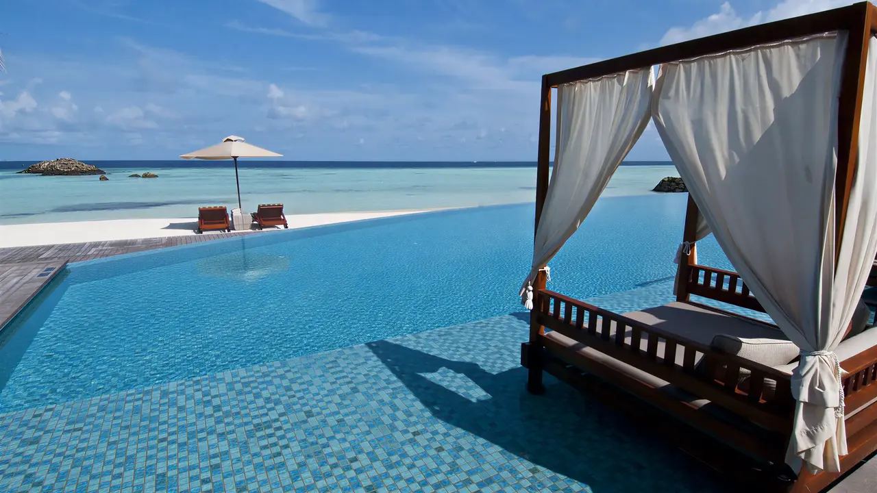 Prywatny basen i łóżko wypoczynkowe w The Residence Maldives