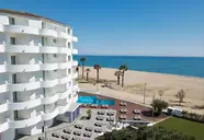 Widok na budynek ThePlace Mar Mediterrania oraz pobliską plażę