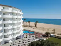 Widok na budynek ThePlace Mar Mediterrania oraz pobliską plażę