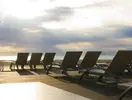 Leżaki przy basenie w ThePlace Mar Mediterrania