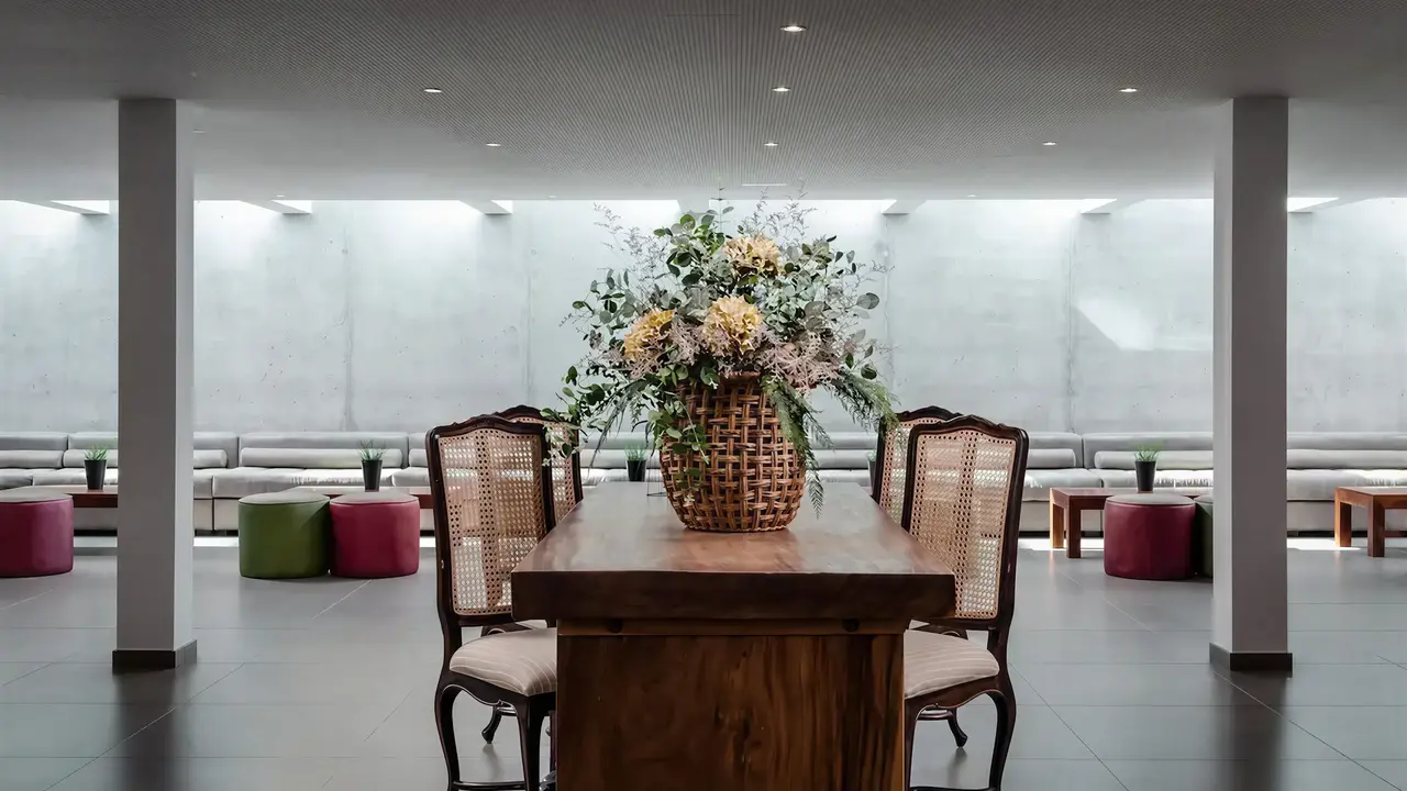 Wnętrze lobby w ThePlace Mar Mediterrania z eleganckimi meblami