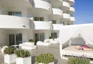 Biała fasada i tarasy w ThePlace Mar Mediterrania