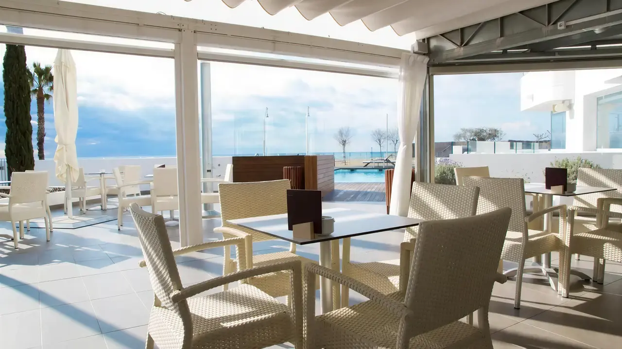 Stolik i krzesła w restauracji ThePlace Mar Mediterrania