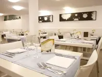 Elegancka restauracja w ThePlace Mar Mediterrania z nakrytym stołem