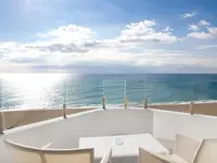 Taras z widokiem na plażę w ThePlace Mar Mediterrania