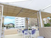 Taras z meblami na plaży w ThePlace Mar Mediterrania