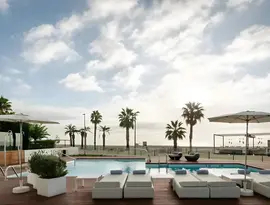 Basen z leżakami w ThePlace Mar Mediterrania