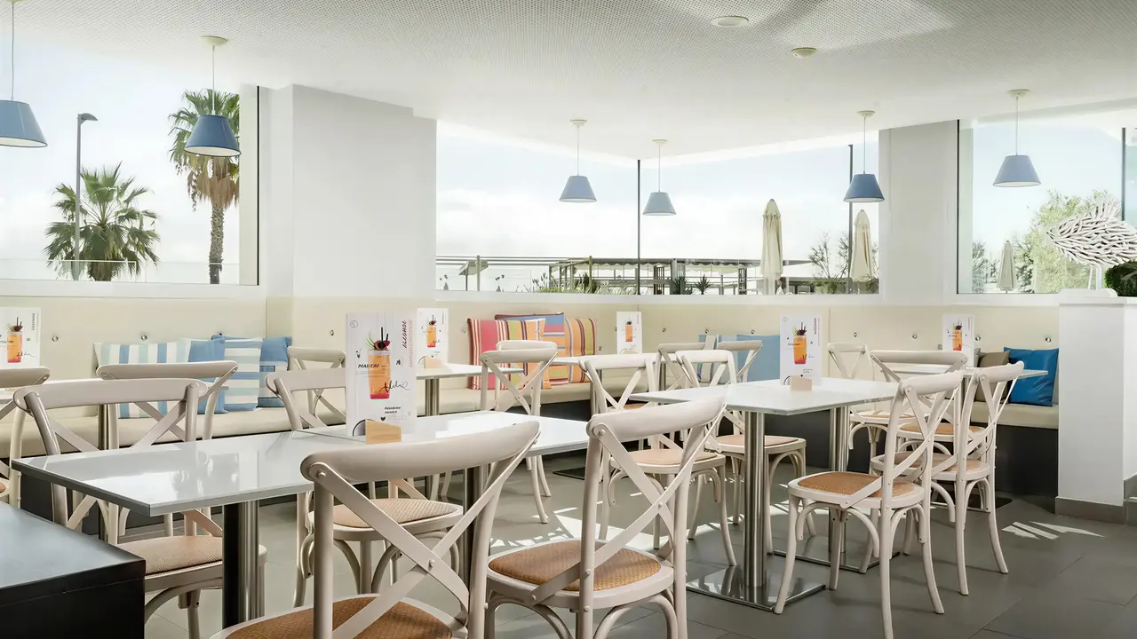 Jasna restauracja z białymi stołami w ThePlace Mar Mediterrania