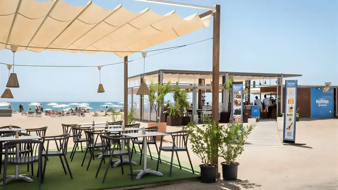 Taras przy plaży w ThePlace Mar Mediterrania