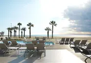 Basen i leżaki w ThePlace Mar Mediterrania
