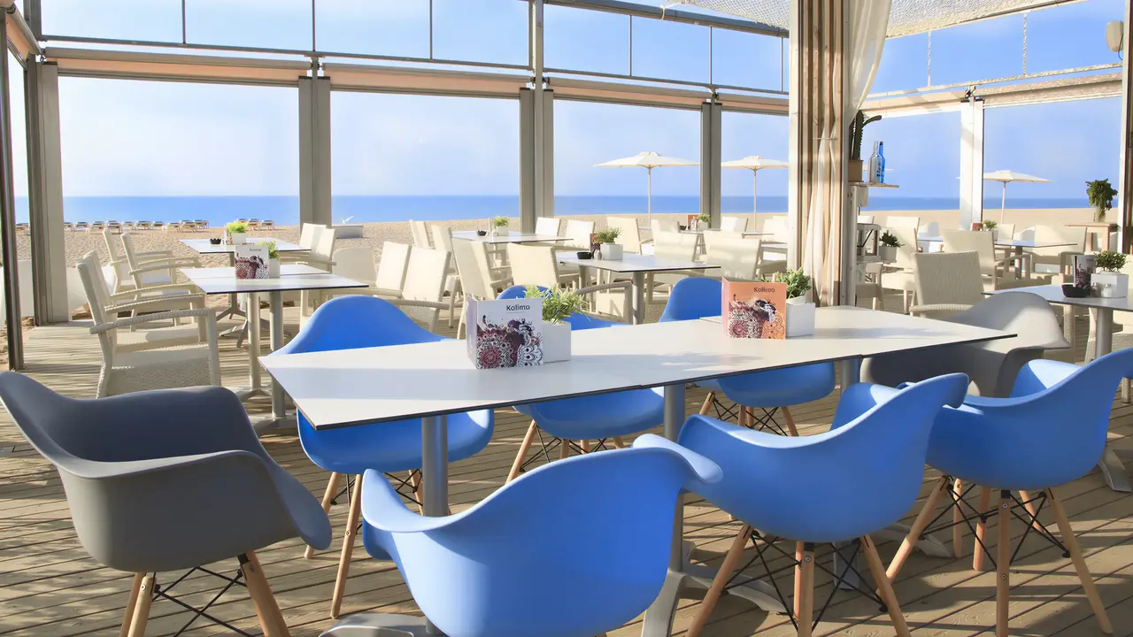 Stolik restauracyjny w ThePlace Mar Mediterrania z widokiem na morze